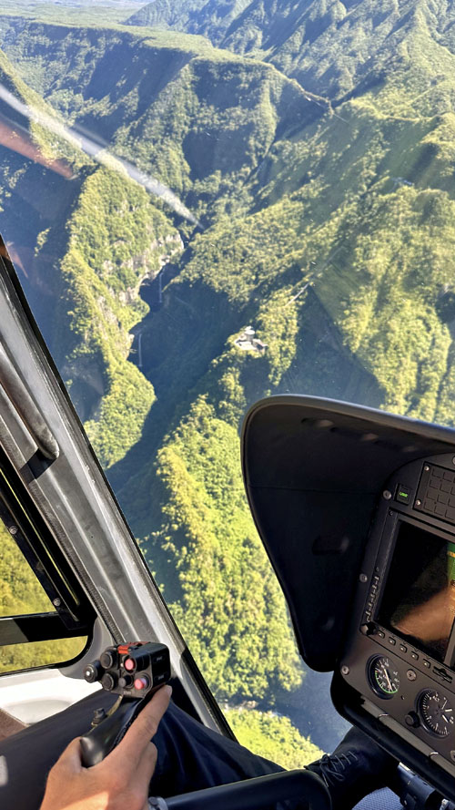 Vol en hélicoptère H130 au-dessus de la vallée de Takamaka l'île de La Réunion avec HELILAGON
