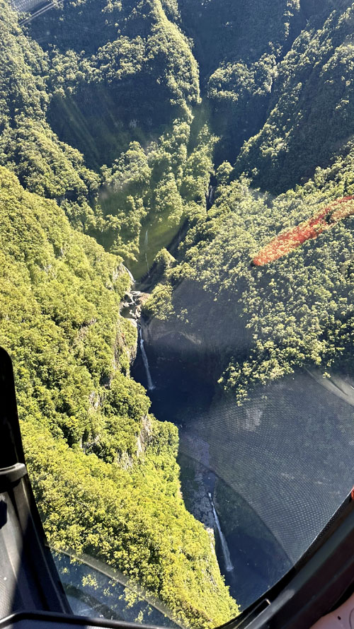 Vol en hélicoptère H130 au-dessus de la vallée de Takamaka l'île de La Réunion avec HELILAGON