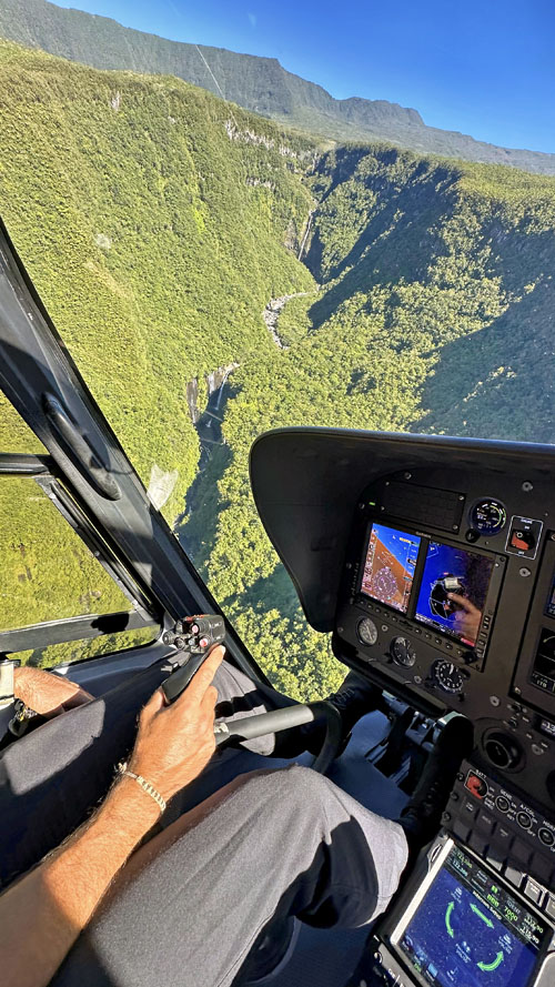 Vol en hélicoptère H130 au-dessus de la vallée de Takamaka l'île de La Réunion avec HELILAGON