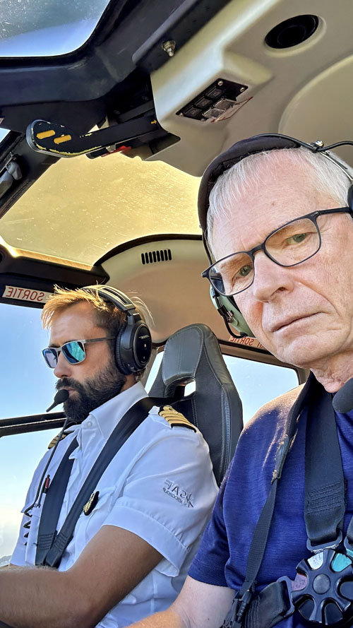 Jérémy OUZE, pilote de l'Hélicoptère H130 HELILAGON et André BOUR d'HELICOPASSION