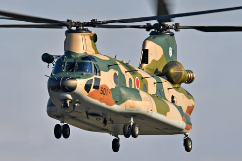 CH-47J Chinook de la JASDF en vol à Iruma, Japon