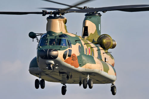 CH-47J Chinook de la JASDF en vol à Iruma, Japon