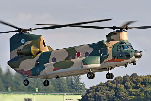 CH-47J Chinook de la JASDF en vol à Iruma, Japon