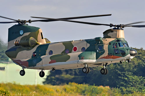 CH-47J Chinook de la JASDF en vol à Iruma, Japon