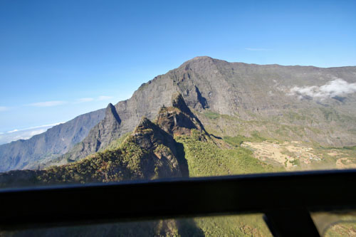 Vol au-dessus de l'île de La Réunion en hélicoptère
