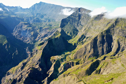 Vol au-dessus de l'île de La Réunion en hélicoptère