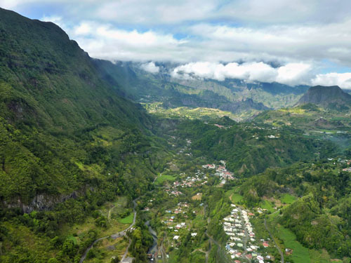 Vol au-dessus de l'île de La Réunion en hélicoptère