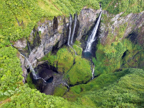 Vol au-dessus de l'île de La Réunion en hélicoptère