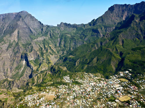 Vol au-dessus de l'île de La Réunion en hélicoptère