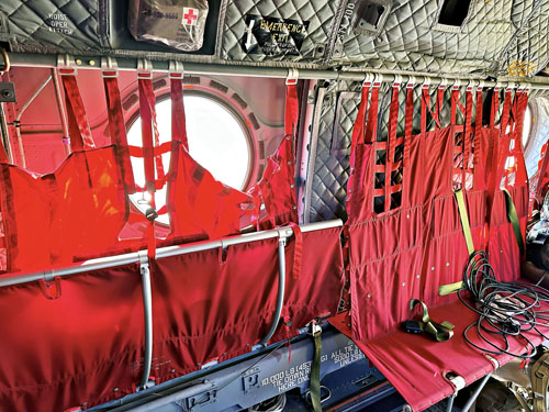 Cabine de Chinook, sièges rouges