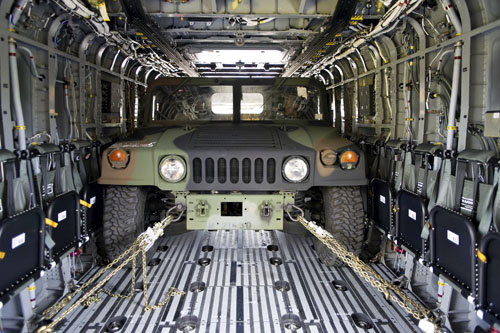 Véhicule Humvee à bord d'un CH-53K, sièges repliés