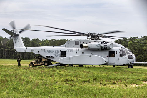 Chargement d'un véhicule dans un hélicoptère CH-53K King Stallion