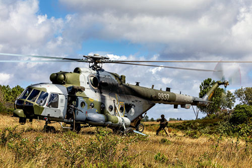Un véhicule sort de la soute d'un Mi-17 tchèque lors de l'exercice Hot Blade 2023