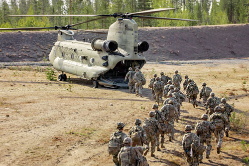 Embarquement de soldats à bord d'un Chinook américain par la rampe arrière lors de l'exercice Sword 26 en Finlande, 15 mai 2026