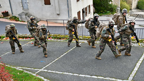 Progression des militaires dans le village de Connangles infiltré par les forces hostiles