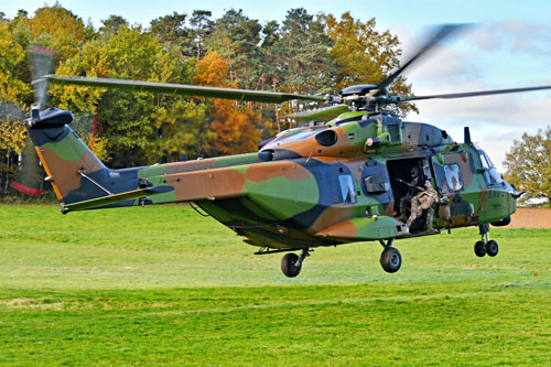 Arrivée de l'hélicoptère NH90 Caïman EAQ à proximité du village de Pressat, avec 20 militaires à son bord