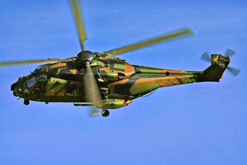 Survol du village par des hélicoptères NH90 appelés en renfort pour l'évacuation des blessés