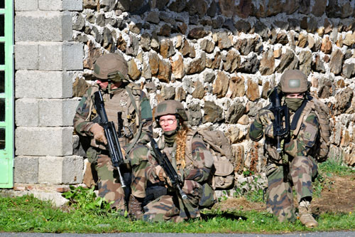Progression des militaires dans le village de Pressat