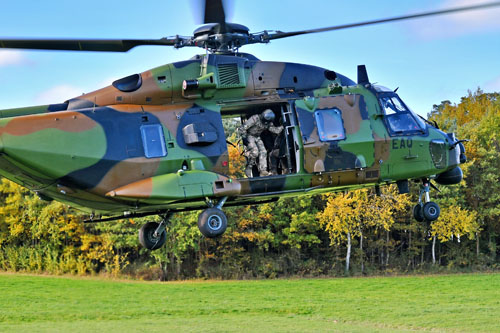 Arrivée de l'hélicoptère NH90 Caïman EAQ à proximité du village de Pressat, avec 20 militaires à son bord