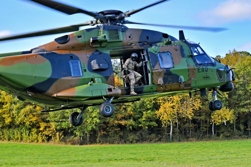 Arrivée de l'hélicoptère NH90 Caïman EAQ à proximité du village de Pressat, avec 20 militaires à son bord
