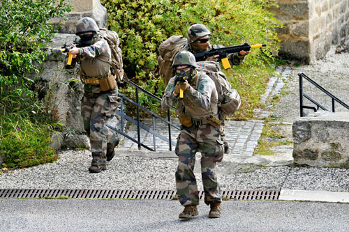 Progression des militaires dans le village de Connangles infiltré par les forces hostiles