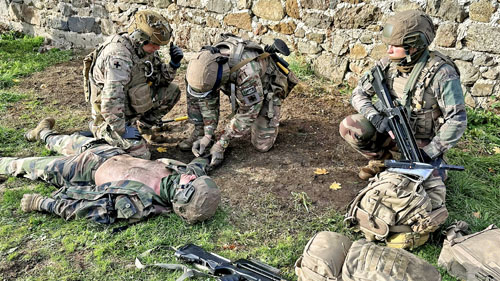 Premiers blessés suite à l'accrochage avec les forces hostiles